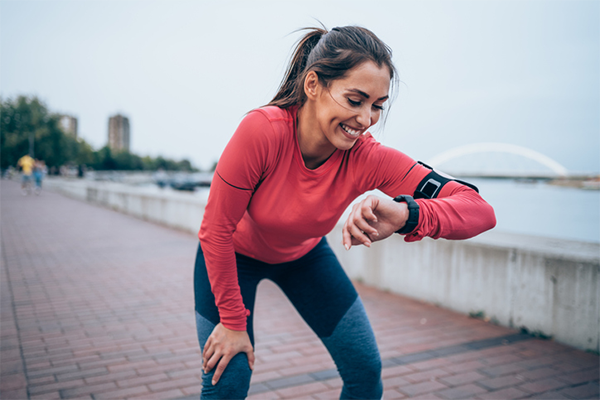 woman looking at heart rate monitor | zig zag diet