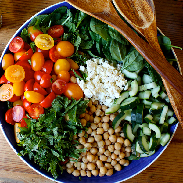 Spinach-Salad-with-Quinoa,-Chickpeas,-and-Paprika-Dressing