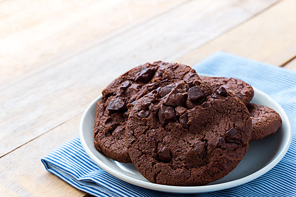 plate of chocolate cookies | how to lose weight on the night shift