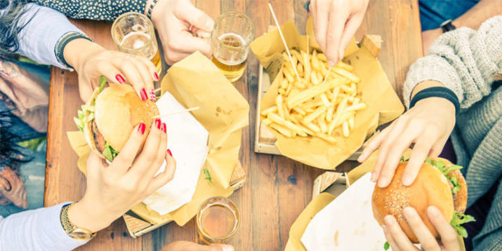 10 Surprising Ways Your Friends Cause You To Gain Weight
