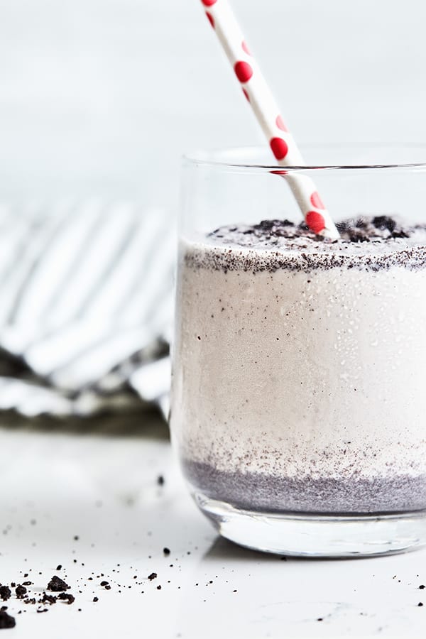 Ditch the cookies and make this devilishly good cookies and cream smoothie instead! It tastes just like a cookies and cream milkshake – and it’s actually good for you.