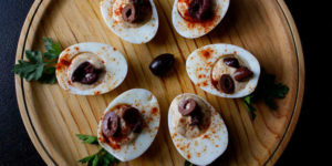 For a protein-packed snack that's sure to satisfy, try this recipe for Hummas-filled eggs topped with tangy Kalamata olives and smoked paprika.