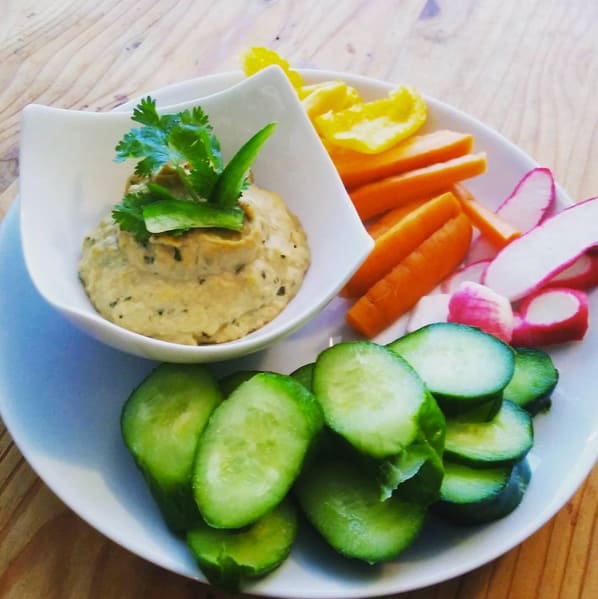 Meal prep snacks hummus and raw vegetables plate