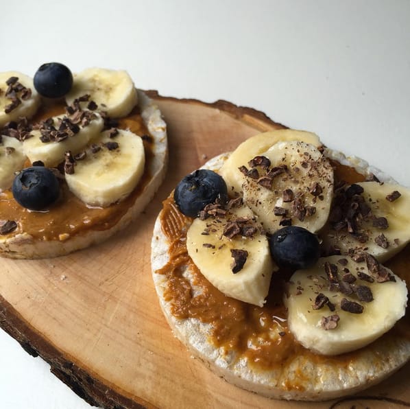 Meal prep snacks rice cakes with peanut butter, blueberries, and cacao nibs