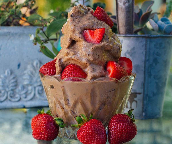 No-Churn Chocolate Peanut Butter Shakeology Ice Cream Recipe | BeachbodyBlog.com