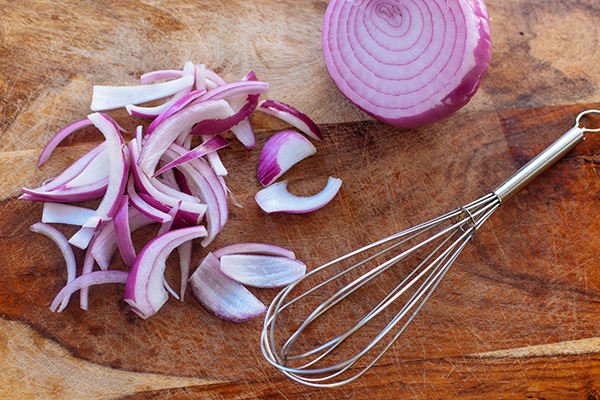 sliced red onions