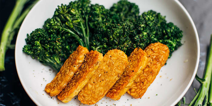 Tempeh With Lemon Garlic Broccolini
