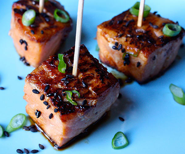 Coated in a flavorful homemade teriyaki glaze and seasoned with sesame seeds and scallions, these delicious Teriyaki Salmon Bites are a total crowd pleaser.
