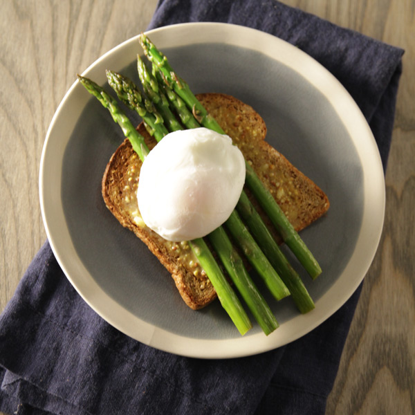 poached eggs and asparagus