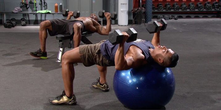 chest exercise with dumbbells