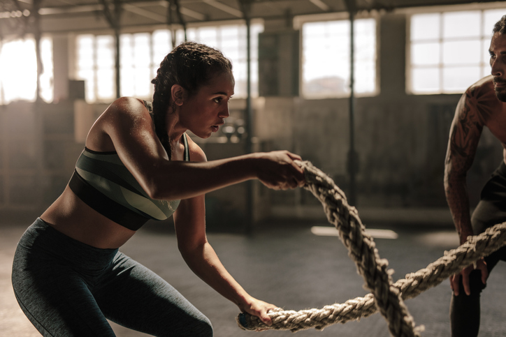 woman using battle ropes | Aerobic vs Anaerobic Exercise