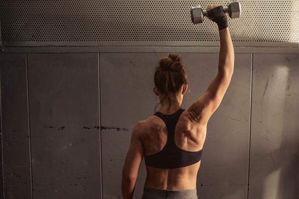 woman doing shoulder press | bodybuilding tips