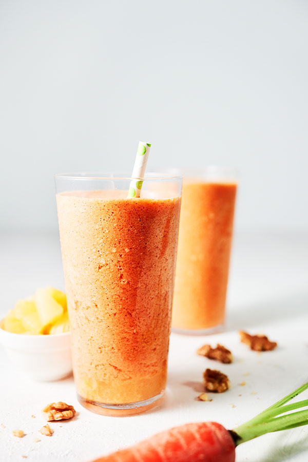 This Carrot Cake Smoothie recipe has all the flavors of a beloved carrot cake.