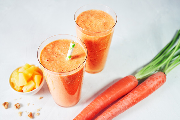 This Carrot Cake Smoothie recipe has all the flavors of a beloved carrot cake.