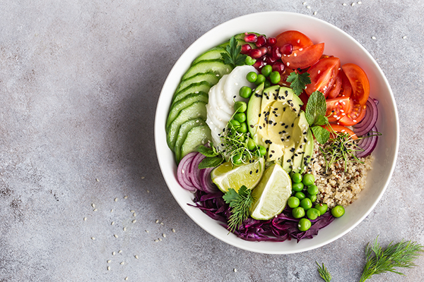 Salada vegetariana saudável em uma tigela