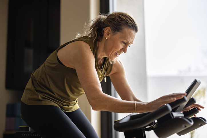 woman indoor cycling | LISS Cardio