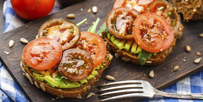 Tostadas Con Aguacate y Tomates