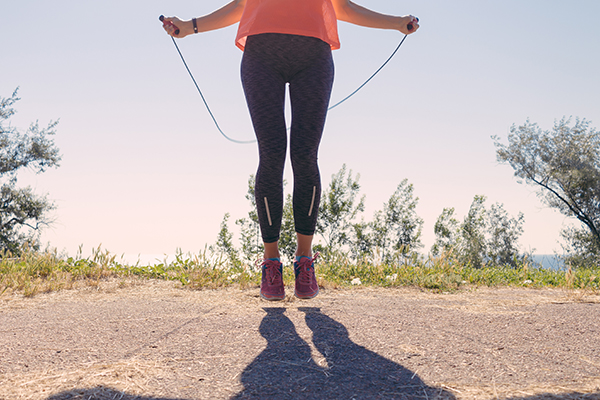 How to jump rope: Woman jumping rope