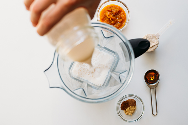 Chia-Pudding ingredients in blender
