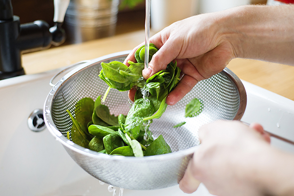 Rinsing spinach