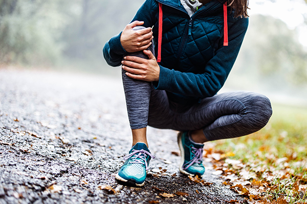 Woman running with knee injury