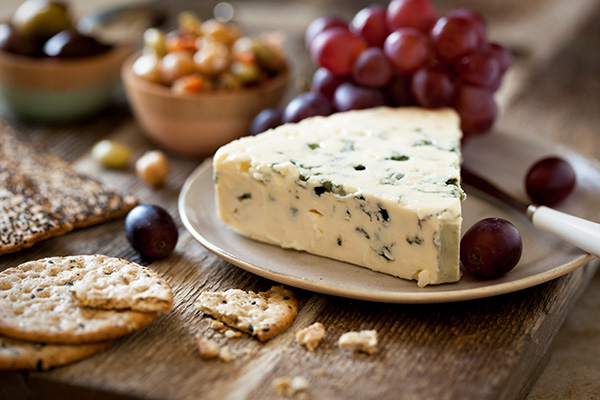 Plate with blue cheese, grapes, and crackers