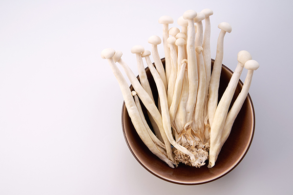 close up of the enoki mushrooms