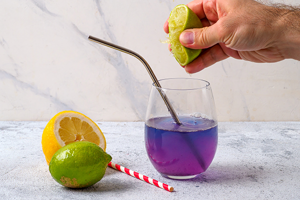 Butterfly pea flower tea drink changing colors