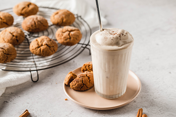 Gingersnap Cookie Shakeology in a glass, gingersnap cookies on rack