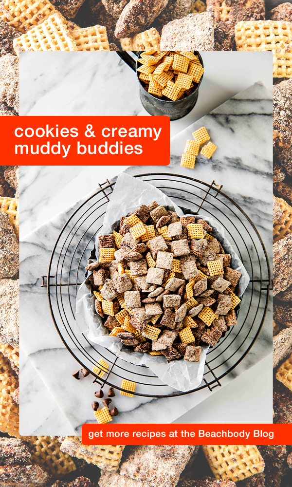 Cookies & Creamy Muddy Buddies in a bowl top view