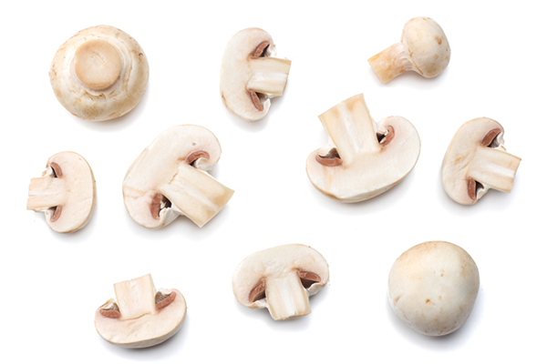 cogumelos picados no fundo branco |  melhores legumes congelados