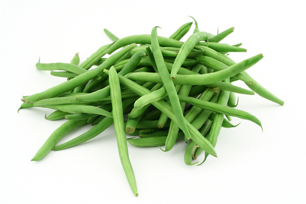 Feijão verde sobre fundo branco |  melhores vegetais congelados