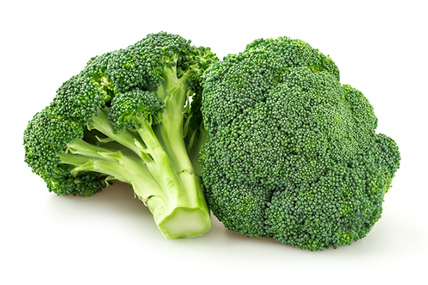 brócolis em fundo branco |  melhores legumes congelados