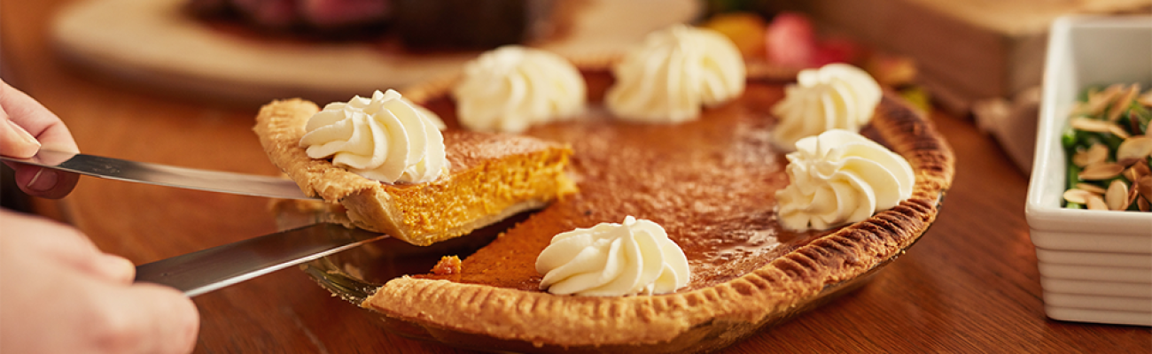 slicing pumpkin pie