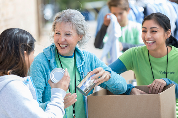 volunteers accepting donated foods | how to donate to a thanksgiving food drive