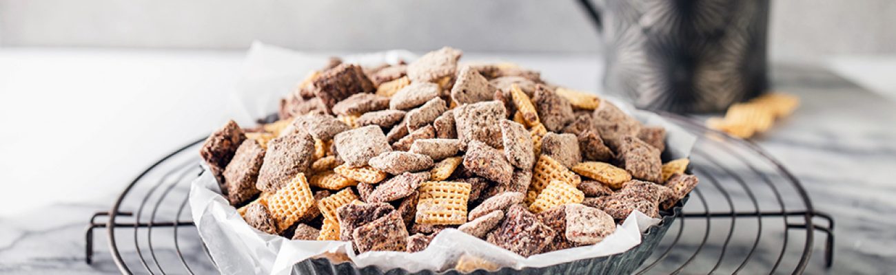 Cookies & Creamy Muddy Buddies in a bowl