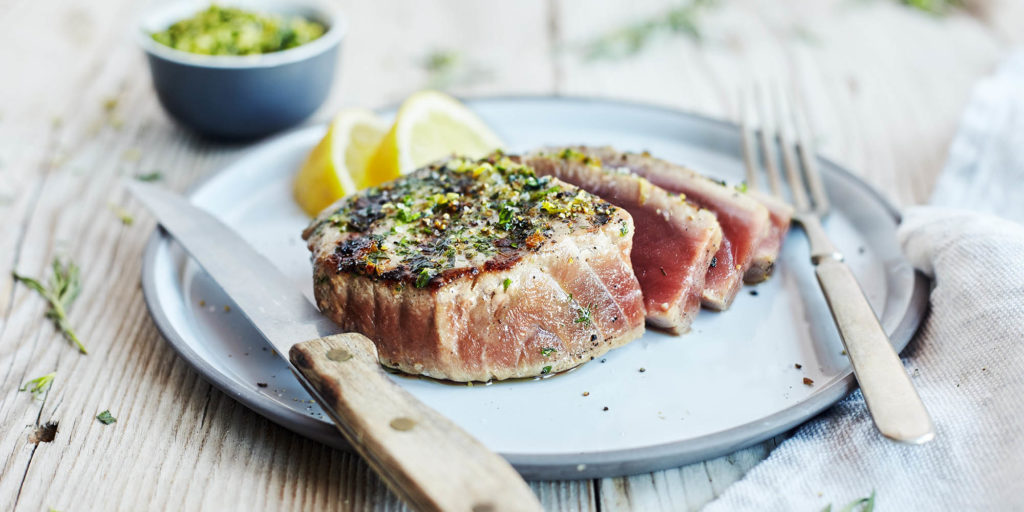tuna on plate with lemon | foods high in magnesium