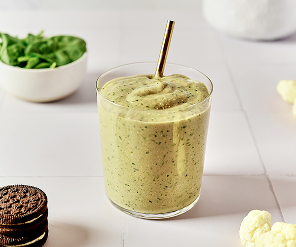 Cookies & Creamy Power Shake in a glass, ingredients