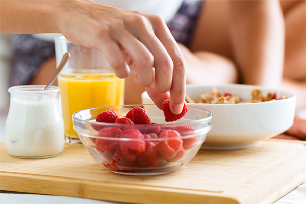 picking out raspberries from bowl | What Are Net Carbs