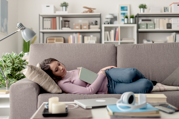 Femme faisant une sieste sur un canapé |  Rattraper son sommeil