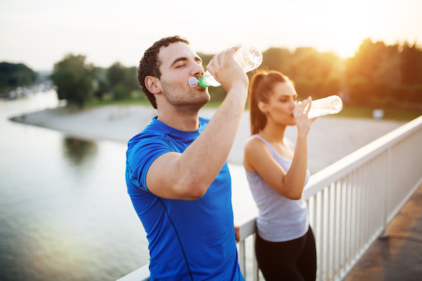 Couple hydratant après l'entraînement |  Étourdi après l'entraînement