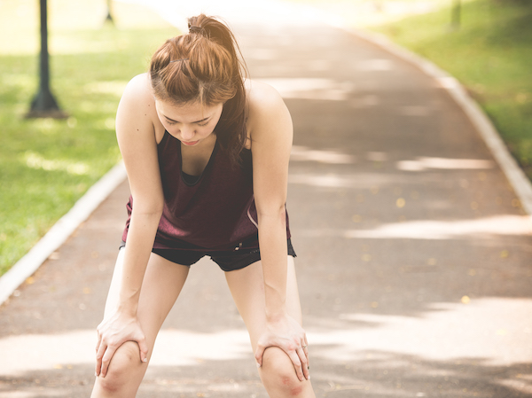 Femme récupérant pendant l'entraînement |  Étourdi après l'entraînement