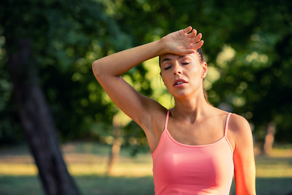 Femme fatiguée après une séance d'entraînement, essuyant la sueur |  Étourdi après l'entraînement