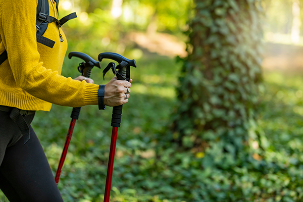 Personne randonnée sur sentier |  Exercice avec une blessure au pied