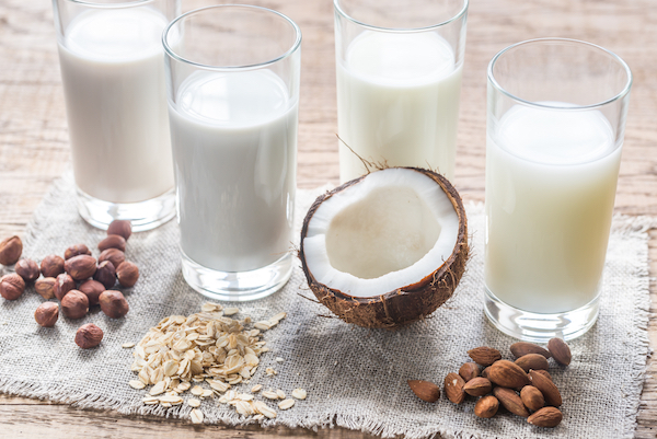 Bild von Gläsern Milch und Ersatzprodukten mit Quellenangabe | Gesündeste Milch