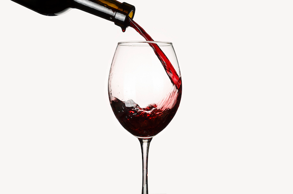 schenkt ein Glas Wein ein | trockener Januar