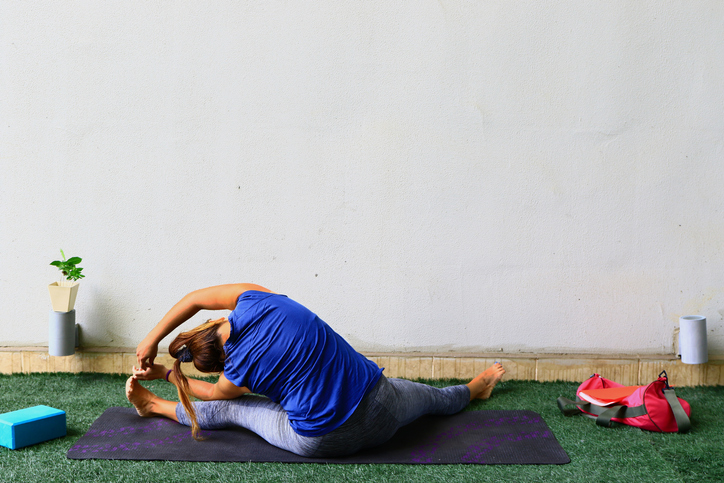 Image of Woman Doing Upavishta Konasana With Lateral Twist | Upavishta Konasana