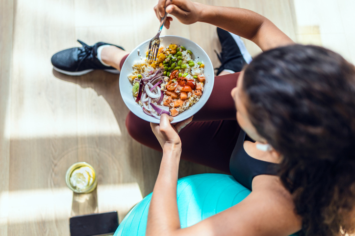 El atleta come comida saludable | Pérdida muscular ozempic