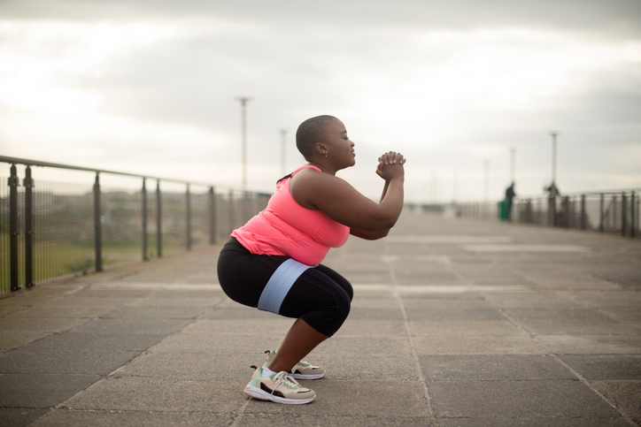 woman doing squat with band | Squat depth